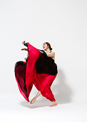 포토 JPG 스튜디오촬영 전신 드레스 여자 모션 맨발 실내 한명 서기 미소 사람 동양인 20대 성인 옆모습 한국인 춤 잡기 치맛자락 여자만 여자한명만 성인여자만 청년만 청년여자만 성인한명만 청년여자한명만 성인여자한명만 성인만 국내포토 1 옷 뷰포인트 발 문화예술 표정 인종 청년 내부 치마 파일형식