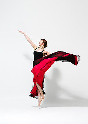 포토 JPG 스튜디오촬영 전신 응시 드레스 여자 모션 맨발 팔벌리기 실내 한명 사람 동양인 손짓 20대 성인 앞모습 점프 한국인 춤 잡기 손뻗기 치맛자락 여자만 여자한명만 성인여자만 청년만 청년여자만 성인한명만 청년여자한명만 성인여자한명만 성인만 국내포토 1 시선 옷 뷰포인트 발 문화예술 인종 청년 내부 치마 파일형식