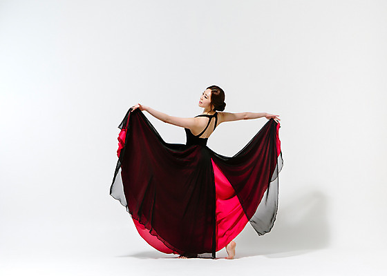 포토 JPG 스튜디오촬영 전신 드레스 여자 모션 맨발 팔벌리기 실내 한명 서기 사람 동양인 20대 성인 뒷모습 한국인 춤 잡기 손뻗기 치맛자락 여자만 여자한명만 성인여자만 청년만 청년여자만 성인한명만 청년여자한명만 성인여자한명만 성인만 국내포토 1 옷 뷰포인트 발 문화예술 인종 청년 내부 치마 파일형식