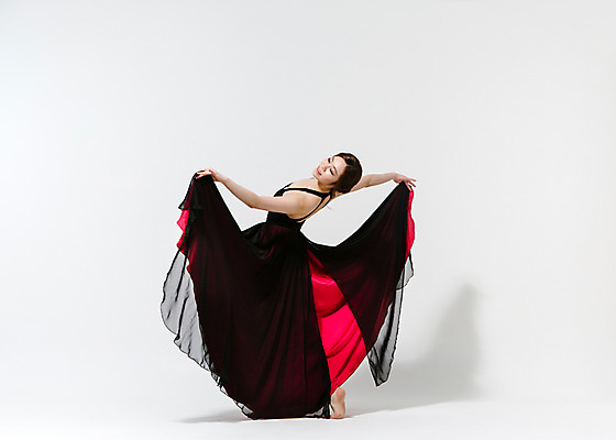 포토 JPG 스튜디오촬영 전신 응시 드레스 여자 모션 맨발 팔벌리기 실내 한명 서기 사람 동양인 20대 성인 뒷모습 한국인 춤 잡기 손뻗기 치맛자락 여자만 여자한명만 성인여자만 청년만 청년여자만 성인한명만 청년여자한명만 성인여자한명만 성인만 국내포토 1 시선 옷 뷰포인트 발 문화예술 인종 청년 내부 치마 파일형식