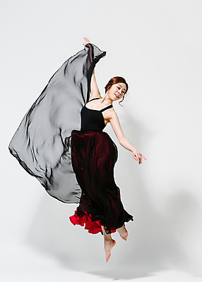 포토 JPG 스튜디오촬영 전신 응시 드레스 여자 모션 맨발 팔벌리기 실내 한명 사람 동양인 손짓 20대 성인 앞모습 점프 한국인 춤 잡기 손뻗기 치맛자락 여자만 여자한명만 성인여자만 청년만 청년여자만 성인한명만 청년여자한명만 성인여자한명만 성인만 국내포토 1 시선 옷 뷰포인트 발 문화예술 인종 청년 내부 치마 파일형식