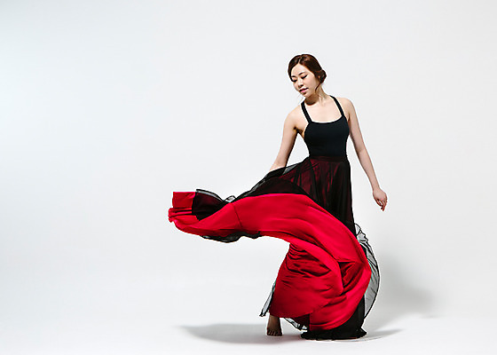 포토 JPG 스튜디오촬영 전신 응시 드레스 여자 모션 맨발 실내 한명 서기 사람 동양인 손짓 20대 성인 앞모습 한국인 춤 잡기 치맛자락 여자만 여자한명만 성인여자만 청년만 청년여자만 성인한명만 청년여자한명만 성인여자한명만 성인만 국내포토 1 시선 옷 뷰포인트 발 문화예술 인종 청년 내부 치마 파일형식