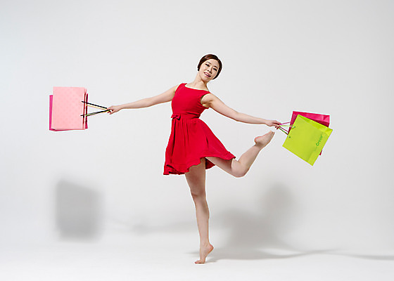 포토 JPG 스튜디오촬영 전신 원피스 여자 컬러 모션 맨발 실내 한명 서기 미소 들기 사람 동양인 20대 성인 앞모습 빨간색 쇼핑 쇼핑백 한국인 춤 다리들기 여자만 여자한명만 성인여자만 청년만 청년여자만 성인한명만 청년여자한명만 성인여자한명만 성인만 국내포토 1 옷 뷰포인트 가방 발 문화예술 표정 인종 청년 내부 파일형식