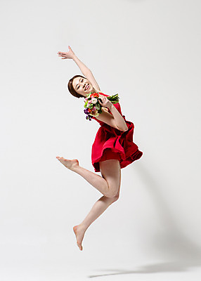 포토 JPG 스튜디오촬영 전신 식물 원피스 여자 꽃 컬러 꽃다발 모션 맨발 실내 한명 미소 들기 사람 동양인 손짓 20대 성인 옆모습 빨간색 점프 한국인 춤 손뻗기 다리들기 여자만 여자한명만 성인여자만 청년만 청년여자만 성인한명만 청년여자한명만 성인여자한명만 성인만 국내포토 1 옷 뷰포인트 발 문화예술 표정 인종 청년 내부 파일형식