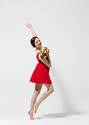 포토 JPG 스튜디오촬영 전신 식물 원피스 여자 꽃 컬러 꽃다발 모션 맨발 실내 한명 서기 미소 들기 사람 동양인 20대 성인 옆모습 빨간색 한국인 춤 손뻗기 여자만 여자한명만 성인여자만 청년만 청년여자만 성인한명만 청년여자한명만 성인여자한명만 성인만 국내포토 1 옷 뷰포인트 발 문화예술 표정 인종 청년 내부 파일형식