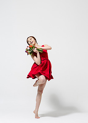 포토 JPG 스튜디오촬영 전신 식물 원피스 여자 꽃 컬러 꽃다발 모션 맨발 실내 한명 서기 미소 들기 사람 동양인 20대 성인 앞모습 빨간색 한국인 춤 다리들기 여자만 여자한명만 성인여자만 청년만 청년여자만 성인한명만 청년여자한명만 성인여자한명만 성인만 국내포토 1 옷 뷰포인트 발 문화예술 표정 인종 청년 내부 파일형식