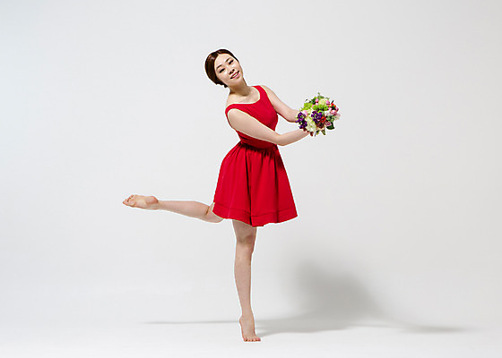 포토 JPG 스튜디오촬영 전신 식물 원피스 여자 꽃 컬러 꽃다발 모션 맨발 실내 한명 서기 미소 들기 사람 동양인 손짓 20대 성인 옆모습 빨간색 한국인 춤 다리들기 여자만 여자한명만 성인여자만 청년만 청년여자만 성인한명만 청년여자한명만 성인여자한명만 성인만 국내포토 1 옷 뷰포인트 발 문화예술 표정 인종 청년 내부 파일형식