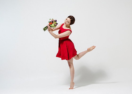 포토 JPG 스튜디오촬영 전신 식물 원피스 여자 꽃 컬러 꽃다발 모션 맨발 실내 한명 서기 미소 들기 사람 동양인 20대 성인 옆모습 빨간색 한국인 춤 다리들기 여자만 여자한명만 성인여자만 청년만 청년여자만 성인한명만 청년여자한명만 성인여자한명만 성인만 국내포토 1 옷 뷰포인트 발 문화예술 표정 인종 청년 내부 파일형식