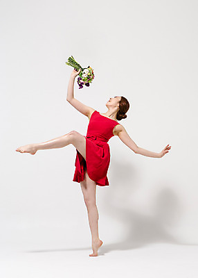포토 JPG 스튜디오촬영 전신 식물 원피스 여자 꽃 컬러 꽃다발 모션 맨발 실내 한명 서기 들기 사람 동양인 손짓 20대 성인 옆모습 빨간색 한국인 춤 손뻗기 다리들기 여자만 여자한명만 성인여자만 청년만 청년여자만 성인한명만 청년여자한명만 성인여자한명만 성인만 국내포토 1 옷 뷰포인트 발 문화예술 인종 청년 내부 파일형식
