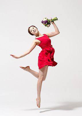 포토 JPG 스튜디오촬영 전신 식물 원피스 여자 꽃 컬러 꽃다발 모션 맨발 실내 한명 미소 들기 사람 동양인 손짓 20대 성인 옆모습 빨간색 점프 한국인 춤 다리들기 여자만 여자한명만 성인여자만 청년만 청년여자만 성인한명만 청년여자한명만 성인여자한명만 성인만 국내포토 1 옷 뷰포인트 발 문화예술 표정 인종 청년 내부 파일형식