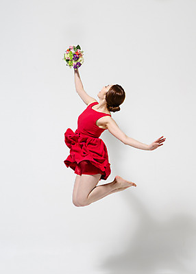 포토 JPG 스튜디오촬영 전신 식물 응시 원피스 여자 꽃 컬러 꽃다발 모션 맨발 팔벌리기 실내 한명 들기 사람 동양인 손짓 20대 성인 옆모습 빨간색 점프 한국인 춤 손뻗기 여자만 여자한명만 성인여자만 청년만 청년여자만 성인한명만 청년여자한명만 성인여자한명만 성인만 국내포토 1 시선 옷 뷰포인트 발 문화예술 인종 청년 내부 파일형식
