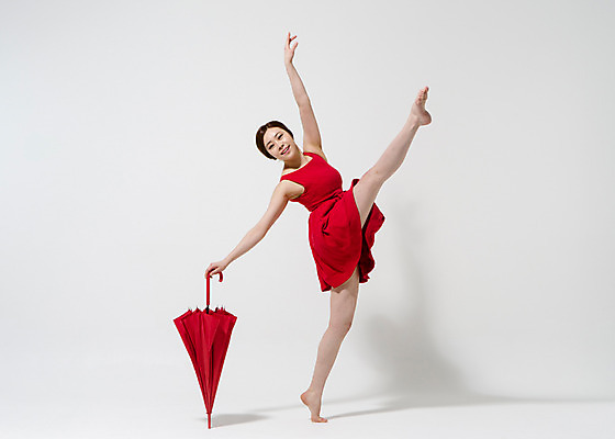 포토 JPG 스튜디오촬영 전신 원피스 여자 컬러 우산 모션 맨발 팔벌리기 실내 한명 서기 미소 들기 사람 동양인 손짓 20대 성인 빨간색 한국인 춤 손뻗기 다리들기 여자만 여자한명만 성인여자만 청년만 청년여자만 성인한명만 청년여자한명만 성인여자한명만 성인만 국내포토 1 옷 발 문화예술 표정 인종 청년 내부 파일형식