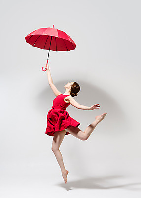 포토 JPG 스튜디오촬영 전신 원피스 여자 컬러 우산 모션 맨발 팔벌리기 실내 한명 들기 사람 동양인 20대 성인 옆모습 빨간색 점프 한국인 춤 손뻗기 다리들기 여자만 여자한명만 성인여자만 청년만 청년여자만 성인한명만 청년여자한명만 성인여자한명만 성인만 국내포토 1 옷 뷰포인트 발 문화예술 인종 청년 내부 파일형식