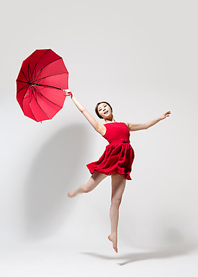 포토 JPG 스튜디오촬영 전신 원피스 여자 컬러 우산 모션 맨발 팔벌리기 실내 한명 미소 들기 사람 동양인 손짓 20대 성인 앞모습 빨간색 점프 한국인 춤 손뻗기 다리들기 여자만 여자한명만 성인여자만 청년만 청년여자만 성인한명만 청년여자한명만 성인여자한명만 성인만 국내포토 1 옷 뷰포인트 발 문화예술 표정 인종 청년 내부 파일형식