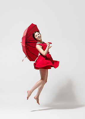 포토 JPG 스튜디오촬영 전신 원피스 여자 컬러 우산 모션 맨발 실내 한명 미소 들기 사람 동양인 20대 성인 옆모습 빨간색 점프 한국인 춤 여자만 여자한명만 성인여자만 청년만 청년여자만 성인한명만 청년여자한명만 성인여자한명만 성인만 국내포토 1 옷 뷰포인트 발 문화예술 표정 인종 청년 내부 파일형식