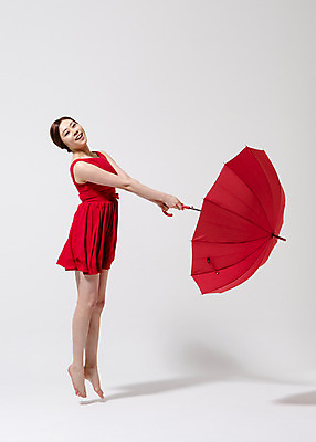 포토 JPG 스튜디오촬영 전신 원피스 여자 컬러 우산 모션 맨발 실내 한명 미소 들기 사람 동양인 20대 성인 옆모습 빨간색 점프 한국인 춤 여자만 여자한명만 성인여자만 청년만 청년여자만 성인한명만 청년여자한명만 성인여자한명만 성인만 국내포토 1 옷 뷰포인트 발 문화예술 표정 인종 청년 내부 파일형식