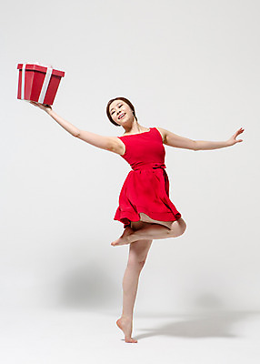포토 JPG 스튜디오촬영 전신 원피스 여자 컬러 모션 맨발 실내 선물 한명 서기 미소 들기 사람 동양인 손짓 20대 성인 옆모습 빨간색 선물상자 한국인 춤 손뻗기 다리들기 여자만 여자한명만 성인여자만 청년만 청년여자만 성인한명만 청년여자한명만 성인여자한명만 성인만 국내포토 1 옷 뷰포인트 발 문화예술 표정 인종 청년 내부 상자 파일형식