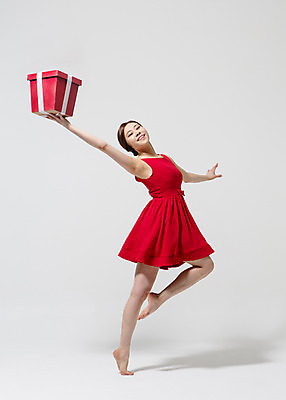포토 JPG 스튜디오촬영 전신 원피스 여자 컬러 모션 맨발 팔벌리기 실내 선물 한명 서기 미소 들기 사람 동양인 손짓 20대 성인 옆모습 빨간색 선물상자 한국인 춤 손뻗기 다리들기 여자만 여자한명만 성인여자만 청년만 청년여자만 성인한명만 청년여자한명만 성인여자한명만 성인만 국내포토 1 옷 뷰포인트 발 문화예술 표정 인종 청년 내부 상자 파일형식
