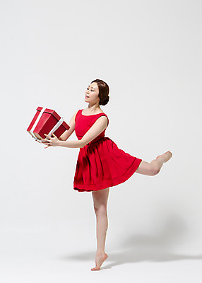 포토 JPG 스튜디오촬영 전신 응시 원피스 여자 컬러 모션 맨발 실내 선물 한명 서기 미소 들기 사람 동양인 20대 성인 옆모습 빨간색 선물상자 한국인 춤 다리들기 여자만 여자한명만 성인여자만 청년만 청년여자만 성인한명만 청년여자한명만 성인여자한명만 성인만 국내포토 1 시선 옷 뷰포인트 발 문화예술 표정 인종 청년 내부 상자 파일형식
