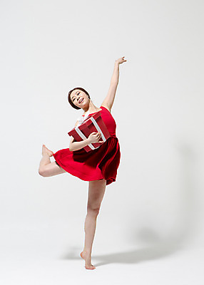 포토 JPG 스튜디오촬영 전신 원피스 여자 컬러 모션 맨발 실내 선물 한명 서기 미소 들기 사람 동양인 손짓 20대 성인 앞모습 빨간색 선물상자 한국인 춤 손뻗기 다리들기 여자만 여자한명만 성인여자만 청년만 청년여자만 성인한명만 청년여자한명만 성인여자한명만 성인만 국내포토 1 옷 뷰포인트 발 문화예술 표정 인종 청년 내부 상자 파일형식