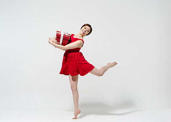 포토 JPG 스튜디오촬영 전신 원피스 여자 컬러 모션 맨발 실내 선물 한명 서기 미소 들기 사람 동양인 20대 성인 옆모습 빨간색 선물상자 한국인 춤 다리들기 여자만 여자한명만 성인여자만 청년만 청년여자만 성인한명만 청년여자한명만 성인여자한명만 성인만 국내포토 1 옷 뷰포인트 발 문화예술 표정 인종 청년 내부 상자 파일형식