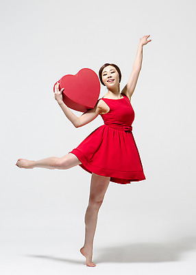 포토 JPG 스튜디오촬영 전신 원피스 여자 컬러 모션 맨발 실내 선물 한명 서기 미소 들기 사람 동양인 손짓 20대 성인 앞모습 빨간색 선물상자 한국인 하트 춤 손뻗기 다리들기 여자만 여자한명만 성인여자만 청년만 청년여자만 성인한명만 청년여자한명만 성인여자한명만 성인만 국내포토 모양 1 옷 뷰포인트 발 문화예술 표정 인종 청년 내부 상자 파일형식