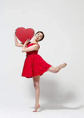 포토 JPG 스튜디오촬영 전신 원피스 여자 컬러 모션 맨발 실내 선물 한명 서기 미소 들기 사람 동양인 20대 성인 옆모습 빨간색 선물상자 한국인 하트 춤 다리들기 여자만 여자한명만 성인여자만 청년만 청년여자만 성인한명만 청년여자한명만 성인여자한명만 성인만 국내포토 모양 1 옷 뷰포인트 발 문화예술 표정 인종 청년 내부 상자 파일형식