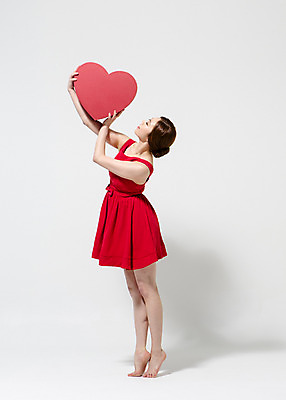 포토 JPG 스튜디오촬영 전신 응시 원피스 여자 컬러 모션 맨발 실내 선물 한명 서기 들기 사람 동양인 20대 성인 옆모습 빨간색 선물상자 한국인 하트 춤 여자만 여자한명만 성인여자만 청년만 청년여자만 성인한명만 청년여자한명만 성인여자한명만 성인만 국내포토 모양 1 시선 옷 뷰포인트 발 문화예술 인종 청년 내부 상자 파일형식