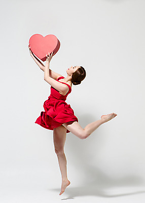 포토 JPG 스튜디오촬영 전신 응시 원피스 여자 컬러 모션 맨발 실내 선물 한명 들기 사람 동양인 20대 성인 옆모습 빨간색 선물상자 점프 한국인 하트 춤 다리들기 여자만 여자한명만 성인여자만 청년만 청년여자만 성인한명만 청년여자한명만 성인여자한명만 성인만 국내포토 모양 1 시선 옷 뷰포인트 발 문화예술 인종 청년 내부 상자 파일형식