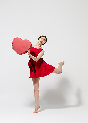 포토 JPG 스튜디오촬영 전신 원피스 여자 컬러 모션 맨발 실내 선물 한명 서기 미소 들기 사람 동양인 20대 성인 앞모습 빨간색 선물상자 한국인 하트 춤 다리들기 여자만 여자한명만 성인여자만 청년만 청년여자만 성인한명만 청년여자한명만 성인여자한명만 성인만 국내포토 모양 1 옷 뷰포인트 발 문화예술 표정 인종 청년 내부 상자 파일형식