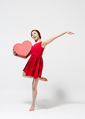 포토 JPG 스튜디오촬영 전신 원피스 여자 컬러 모션 맨발 실내 선물 한명 서기 미소 들기 사람 동양인 손짓 20대 성인 옆모습 빨간색 선물상자 한국인 하트 춤 손뻗기 다리들기 여자만 여자한명만 성인여자만 청년만 청년여자만 성인한명만 청년여자한명만 성인여자한명만 성인만 국내포토 모양 1 옷 뷰포인트 발 문화예술 표정 인종 청년 내부 상자 파일형식