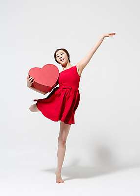 포토 JPG 스튜디오촬영 전신 원피스 여자 컬러 모션 맨발 실내 선물 한명 서기 미소 들기 사람 동양인 손짓 20대 성인 앞모습 빨간색 선물상자 한국인 하트 춤 손뻗기 다리들기 여자만 여자한명만 성인여자만 청년만 청년여자만 성인한명만 청년여자한명만 성인여자한명만 성인만 국내포토 모양 1 옷 뷰포인트 발 문화예술 표정 인종 청년 내부 상자 파일형식