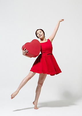 포토 JPG 스튜디오촬영 전신 원피스 여자 컬러 모션 맨발 실내 선물 한명 서기 미소 들기 사람 동양인 20대 성인 앞모습 빨간색 선물상자 한국인 하트 춤 손뻗기 다리들기 여자만 여자한명만 성인여자만 청년만 청년여자만 성인한명만 청년여자한명만 성인여자한명만 성인만 국내포토 모양 1 옷 뷰포인트 발 문화예술 표정 인종 청년 내부 상자 파일형식