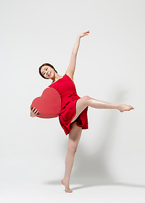 포토 JPG 스튜디오촬영 전신 원피스 여자 컬러 모션 맨발 팔벌리기 실내 선물 한명 서기 미소 들기 사람 동양인 손짓 20대 성인 빨간색 선물상자 한국인 하트 춤 손뻗기 다리들기 여자만 여자한명만 성인여자만 청년만 청년여자만 성인한명만 청년여자한명만 성인여자한명만 성인만 국내포토 모양 1 옷 발 문화예술 표정 인종 청년 내부 상자 파일형식