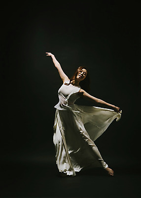 포토 JPG 스튜디오촬영 전신 드레스 여자 모션 팔벌리기 실내 한명 서기 미소 사람 동양인 손짓 20대 성인 앞모습 어둠 한국인 춤 잡기 손뻗기 치맛자락 여자만 여자한명만 성인여자만 청년만 청년여자만 성인한명만 청년여자한명만 성인여자한명만 성인만 국내포토 1 옷 뷰포인트 문화예술 표정 인종 청년 내부 치마 파일형식