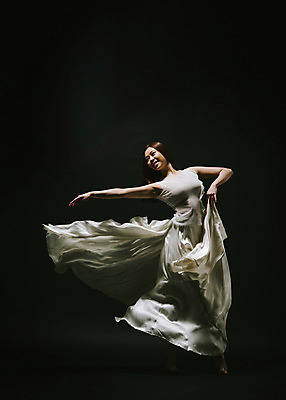 포토 JPG 스튜디오촬영 전신 응시 드레스 여자 모션 팔벌리기 실내 한명 미소 사람 동양인 손짓 20대 성인 앞모습 점프 어둠 한국인 춤 잡기 손뻗기 치맛자락 여자만 여자한명만 성인여자만 청년만 청년여자만 성인한명만 청년여자한명만 성인여자한명만 성인만 국내포토 1 시선 옷 뷰포인트 문화예술 표정 인종 청년 내부 치마 파일형식