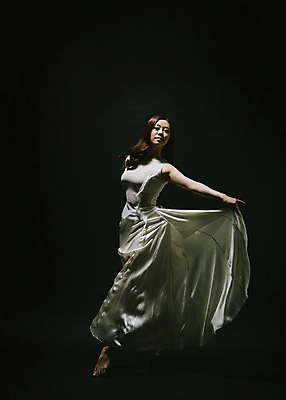 포토 JPG 스튜디오촬영 전신 응시 드레스 여자 모션 팔벌리기 실내 한명 서기 사람 동양인 손짓 20대 성인 옆모습 어둠 한국인 춤 잡기 손뻗기 치맛자락 여자만 여자한명만 성인여자만 청년만 청년여자만 성인한명만 청년여자한명만 성인여자한명만 성인만 국내포토 1 시선 옷 뷰포인트 문화예술 인종 청년 내부 치마 파일형식