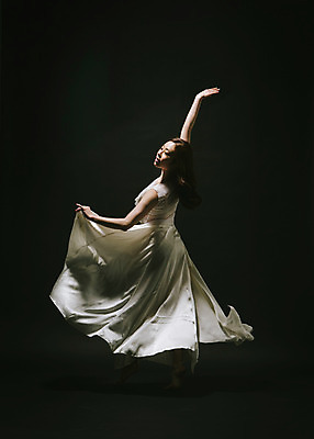포토 JPG 스튜디오촬영 전신 드레스 여자 모션 팔벌리기 실내 한명 사람 동양인 손짓 20대 성인 뒷모습 점프 어둠 한국인 춤 잡기 손뻗기 치맛자락 여자만 여자한명만 성인여자만 청년만 청년여자만 성인한명만 청년여자한명만 성인여자한명만 성인만 국내포토 1 옷 뷰포인트 문화예술 인종 청년 내부 치마 파일형식