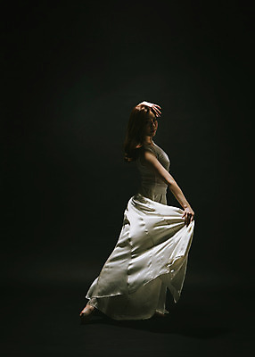 포토 JPG 스튜디오촬영 전신 드레스 여자 모션 실내 한명 서기 사람 동양인 손짓 20대 성인 옆모습 어둠 한국인 춤 잡기 치맛자락 여자만 여자한명만 성인여자만 청년만 청년여자만 성인한명만 청년여자한명만 성인여자한명만 성인만 국내포토 1 옷 뷰포인트 문화예술 인종 청년 내부 치마 파일형식
