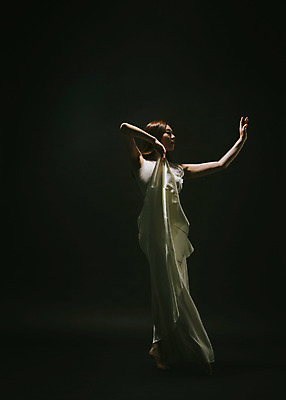 포토 JPG 스튜디오촬영 전신 응시 드레스 여자 모션 실내 한명 서기 사람 동양인 손짓 20대 성인 앞모습 어둠 한국인 춤 잡기 손뻗기 치맛자락 여자만 여자한명만 성인여자만 청년만 청년여자만 성인한명만 청년여자한명만 성인여자한명만 성인만 국내포토 1 시선 옷 뷰포인트 문화예술 인종 청년 내부 치마 파일형식