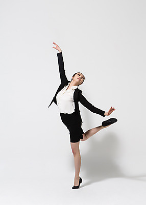 포토 JPG 스튜디오촬영 전신 여자 비즈니스 모션 팔벌리기 실내 한명 서기 사람 동양인 정장 손짓 20대 성인 옆모습 한국인 춤 직장인 비즈니스우먼 손뻗기 다리들기 여자만 여자한명만 성인여자만 청년만 청년여자만 성인한명만 청년여자한명만 성인여자한명만 성인만 국내포토 직업 1 옷 뷰포인트 문화예술 인종 청년 내부 파일형식