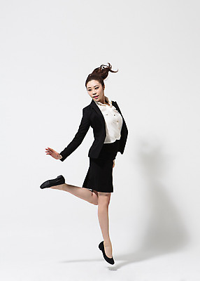 포토 JPG 스튜디오촬영 전신 여자 비즈니스 모션 실내 한명 사람 동양인 정장 손짓 20대 성인 옆모습 점프 한국인 춤 직장인 비즈니스우먼 다리들기 여자만 여자한명만 성인여자만 청년만 청년여자만 성인한명만 청년여자한명만 성인여자한명만 성인만 국내포토 직업 1 옷 뷰포인트 문화예술 인종 청년 내부 파일형식