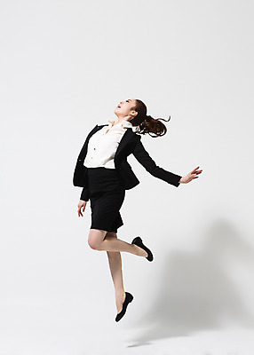 포토 JPG 스튜디오촬영 전신 응시 여자 비즈니스 모션 실내 한명 사람 동양인 정장 손짓 20대 성인 옆모습 점프 한국인 춤 직장인 비즈니스우먼 손뻗기 다리들기 여자만 여자한명만 성인여자만 청년만 청년여자만 성인한명만 청년여자한명만 성인여자한명만 성인만 국내포토 직업 1 시선 옷 뷰포인트 문화예술 인종 청년 내부 파일형식