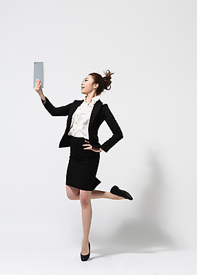 포토 JPG 스튜디오촬영 전신 응시 여자 허리손 비즈니스 모션 실내 한명 들기 사람 동양인 정장 손짓 20대 성인 옆모습 태블릿 점프 한국인 춤 직장인 비즈니스우먼 다리들기 여자만 여자한명만 성인여자만 청년만 청년여자만 성인한명만 청년여자한명만 성인여자한명만 성인만 국내포토 직업 1 시선 옷 뷰포인트 포즈 문화예술 인종 청년 내부 전자제품 스마트기기 파일형식