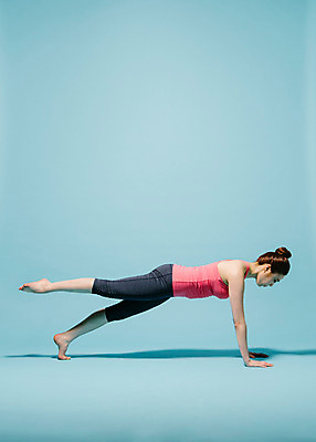 포토 JPG 스튜디오촬영 전신 여자 엎드리기 요가 모션 맨발 실내 한명 사람 동양인 20대 성인 옆모습 운동복 운동 스트레칭 한국인 다리들기 여자만 여자한명만 성인여자만 청년만 청년여자만 성인한명만 청년여자한명만 성인여자한명만 성인만 국내포토 1 웰빙 옷 뷰포인트 발 건강 인종 청년 내부 파일형식