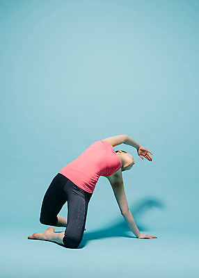 포토 JPG 스튜디오촬영 전신 여자 요가 모션 맨발 실내 한명 사람 동양인 손짓 20대 성인 앞모습 운동복 운동 스트레칭 한국인 손뻗기 여자만 여자한명만 성인여자만 청년만 청년여자만 성인한명만 청년여자한명만 성인여자한명만 성인만 국내포토 1 웰빙 옷 뷰포인트 발 건강 인종 청년 내부 파일형식