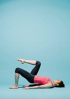 포토 JPG 스튜디오촬영 전신 여자 요가 모션 맨발 실내 한명 사람 동양인 20대 성인 옆모습 운동복 눕기 운동 스트레칭 한국인 다리들기 여자만 여자한명만 성인여자만 청년만 청년여자만 성인한명만 청년여자한명만 성인여자한명만 성인만 국내포토 1 웰빙 옷 뷰포인트 발 건강 인종 청년 내부 파일형식