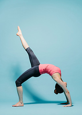 포토 JPG 스튜디오촬영 전신 여자 요가 모션 맨발 실내 한명 사람 동양인 20대 성인 옆모습 운동복 운동 스트레칭 한국인 다리들기 여자만 여자한명만 성인여자만 청년만 청년여자만 성인한명만 청년여자한명만 성인여자한명만 성인만 국내포토 1 웰빙 옷 뷰포인트 발 건강 인종 청년 내부 파일형식