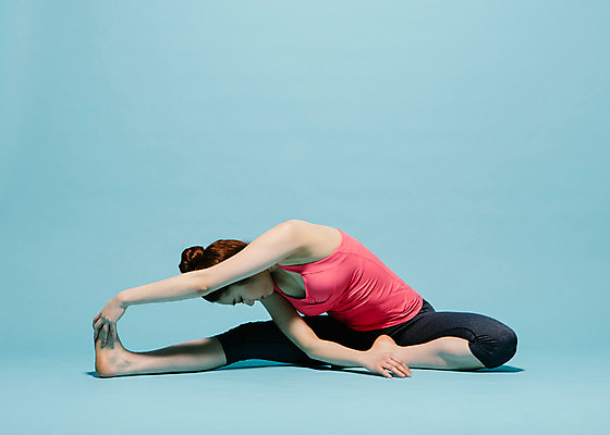 포토 JPG 스튜디오촬영 전신 여자 요가 모션 맨발 실내 한명 사람 앉기 동양인 20대 성인 앞모습 운동복 운동 스트레칭 한국인 여자만 여자한명만 성인여자만 청년만 청년여자만 성인한명만 청년여자한명만 성인여자한명만 성인만 국내포토 1 웰빙 옷 뷰포인트 발 건강 인종 청년 내부 파일형식