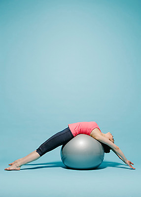 포토 JPG 스튜디오촬영 전신 여자 요가 모션 맨발 실내 한명 사람 동양인 20대 성인 옆모습 운동복 눕기 운동 스트레칭 한국인 짐볼 여자만 여자한명만 성인여자만 청년만 청년여자만 성인한명만 청년여자한명만 성인여자한명만 성인만 국내포토 1 웰빙 옷 뷰포인트 발 건강 인종 청년 내부 파일형식